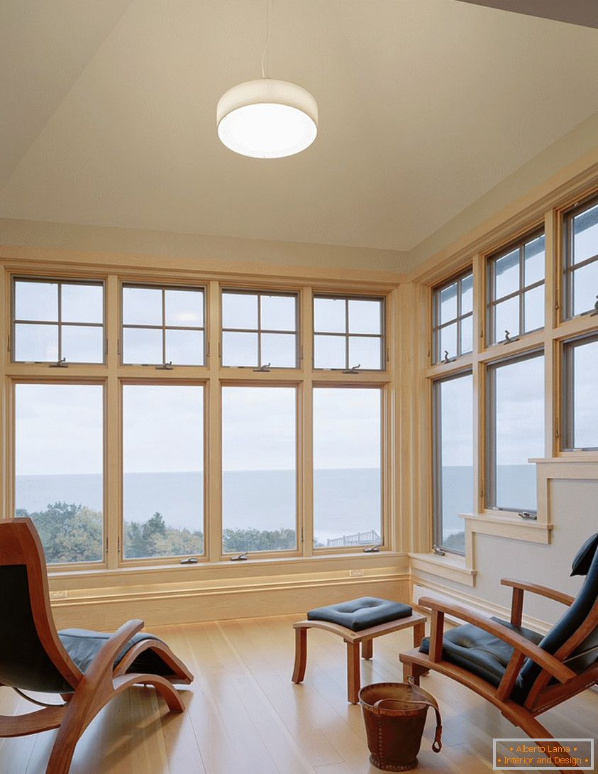 Sala de estar ideal con ventanas grandes y pisos de madera