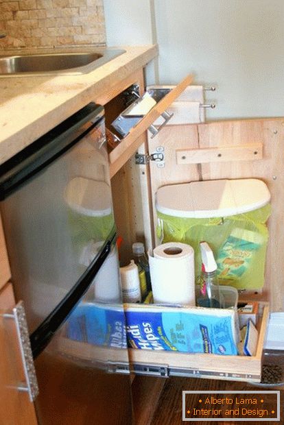 Accesorios higiénicos en una pequeña y acogedora cocina