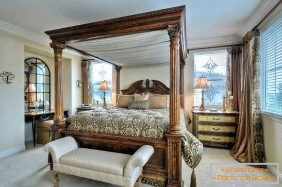 Gran cama en el feng shui en el dormitorio en un estilo clásico