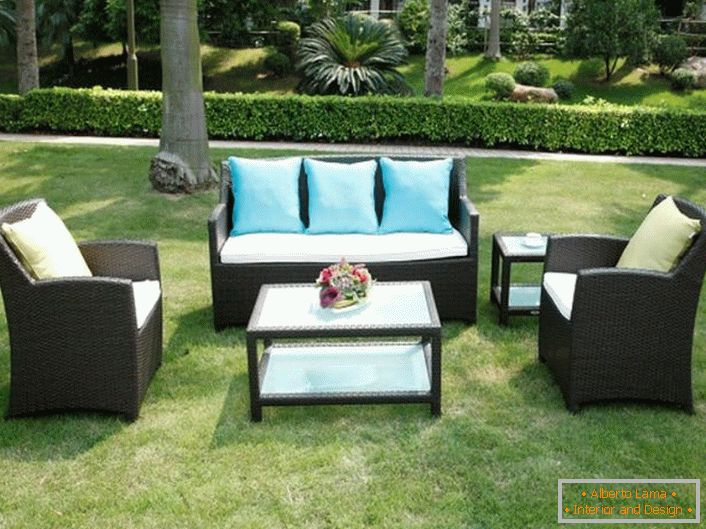 Los muebles originales hechos de ratán artificial son ideales para una parcela de jardín.