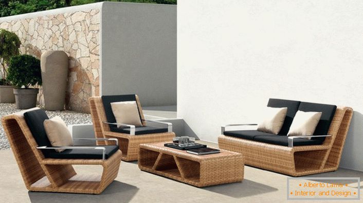Muebles elegantes hechos de ratán artificial en la villa mediterránea.