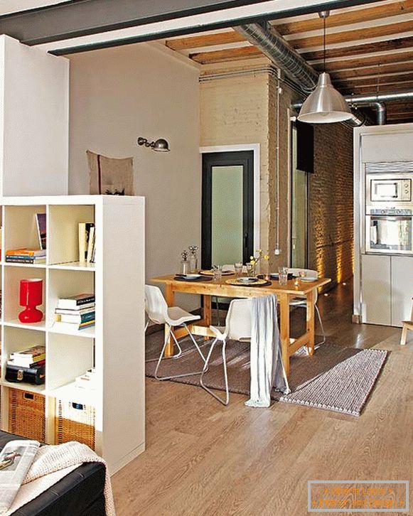 Interior del comedor de un pequeño apartamento en Barcelona