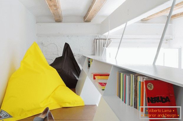 El proyecto de un mini apartamento: almohadas brillantes en el interior
