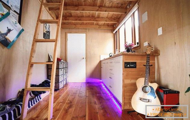 El proyecto es una casa muy pequeña sobre ruedas. Interior minimalista simple con molduras de madera