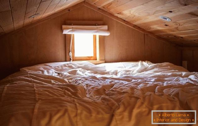 Dormitorio bajo el techo en una casa muy pequeña