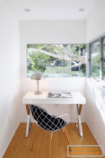 Grandes ventanas en la habitación de invitados