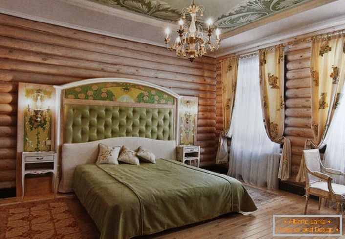 Las paredes del dormitorio con las mejores tradiciones del país están decoradas con una cabaña de troncos de madera natural. Sin embargo, sin motivos de flores todavía en ninguna parte. Las cortinas de color beige claro adornan un patrón floral raro.
