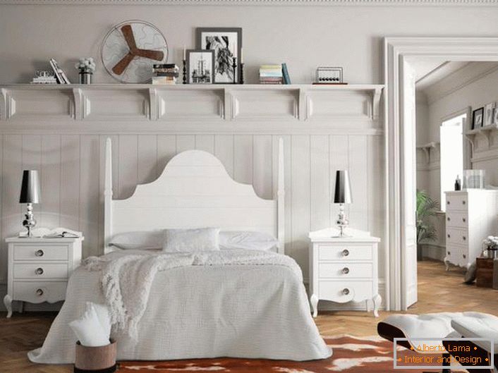 Habitación blanca en estilo rústico con muebles bien seleccionados. Particularmente interesantes son las mesas de noche con pequeños cajones.