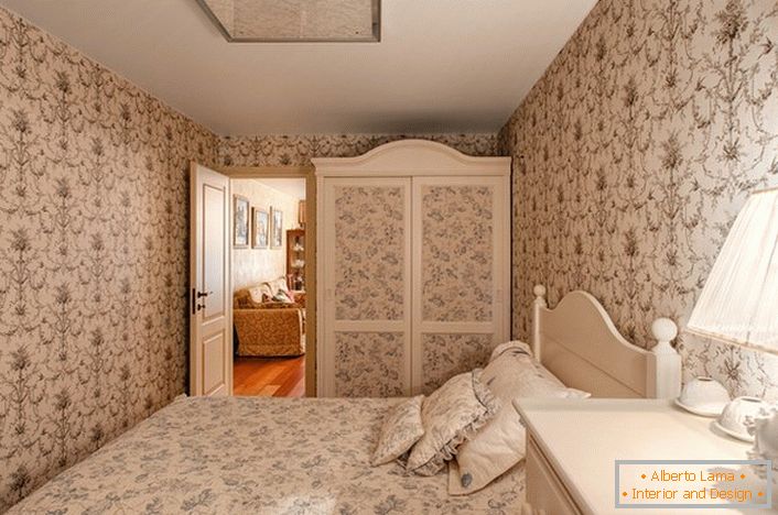 Un acogedor dormitorio de campo en una pequeña casa de campo en el sur de Italia.