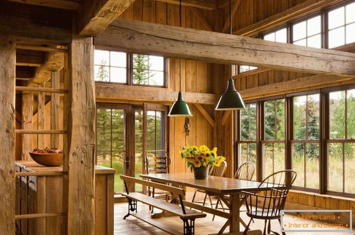 Un acogedor comedor en estilo rústico en una gran casa de campo. Simplicidad de registro, concepto sin complicaciones, materiales de acabado naturales.