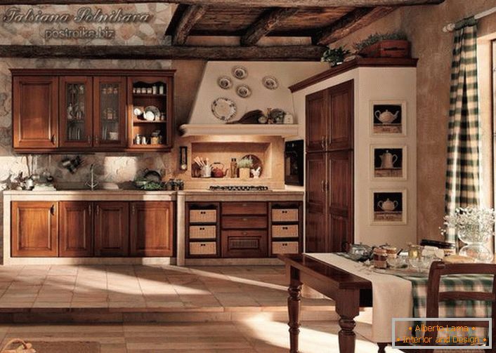 Una cocina espaciosa y luminosa en estilo rústico es interesante, con una clara división en zonas. Un pequeño espacio de trabajo en el podio está separado del comedor.