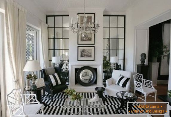 Diseño blanco y negro y rayas de la sala de estar