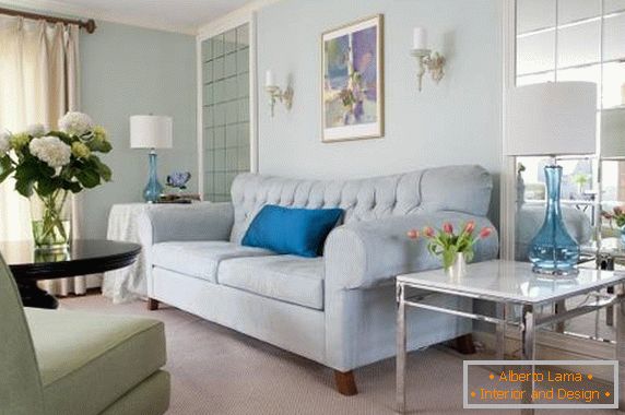 Espejo de azulejos en el diseño de la sala de estar