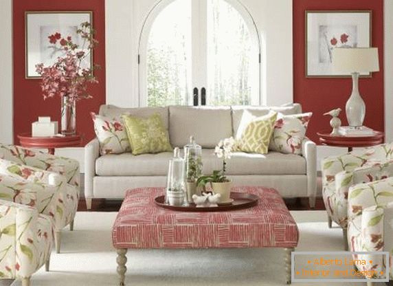 Sala de estar simétrica en colores de primavera