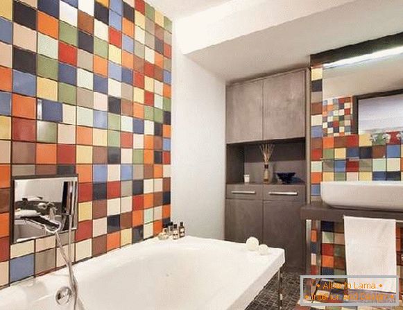diseño de mosaicos en blanco y negro en el baño, foto 25