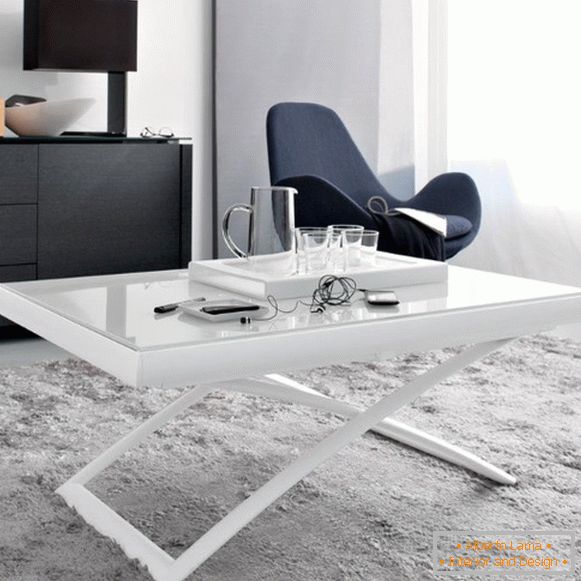 mesa plegable en blanco con tapa de cristal