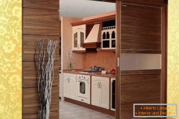 Puertas correderas de madera modernas para la cocina - foto en el interior