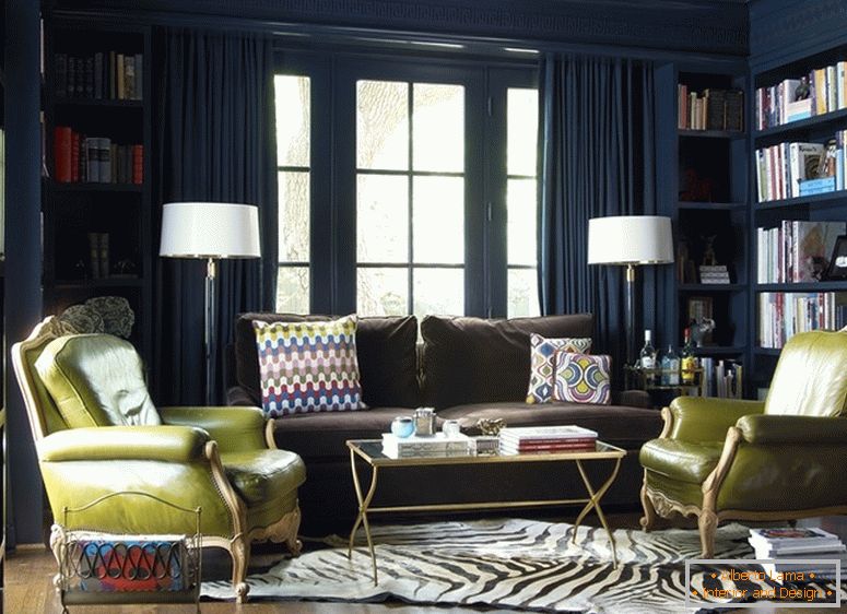 Interior de la sala de estar en tonos azul oscuro