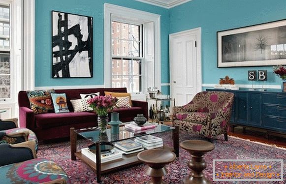 Diseño de sala de estar en colores brillantes