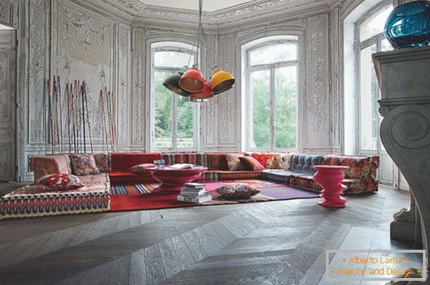 Diseño de sala de estar en estilo indio