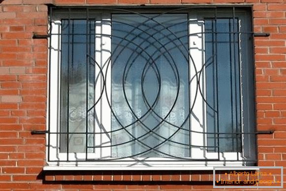 Rejillas de ventana modernas - foto en el primer piso