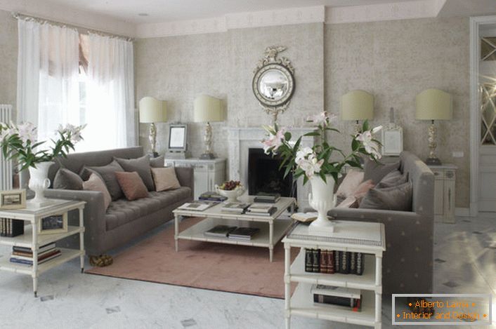 La sala de estar de estilo francés está decorada en colores claros. En la habitación hay un ambiente romántico y acogedor.