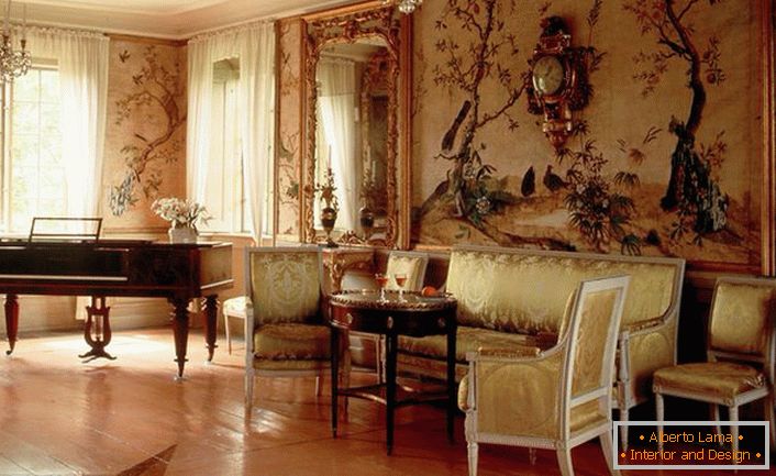 Lujosa sala de estilo Imperio es notable por su exquisita decoración.El propietario de la casa, muy probablemente, le gusta tocar el piano, que también encaja bien en la imagen general del interior. 