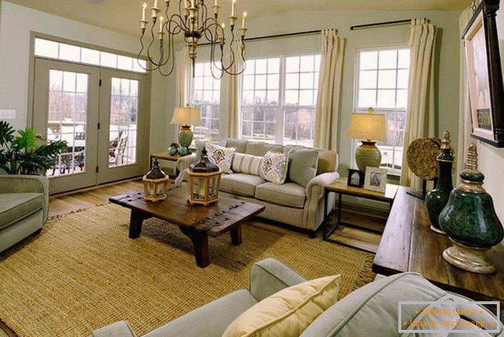 El diseño interior trazó claramente el estilo de Empire, que se expresa en elementos de mobiliario y decoración seleccionados adecuadamente.
