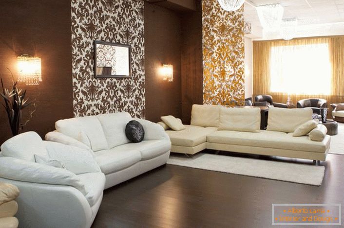 Una combinación contrastante de marrón oscuro y blanco: una solución clásica para el diseño de la habitación de huéspedes en estilo Imperio.