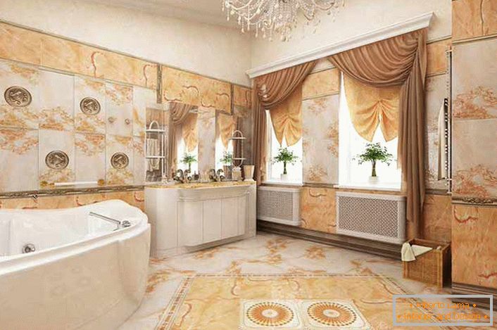 El color del marfil se combina armoniosamente con los tonos de naranja brillante en el baño, decorados en estilo Imperio.