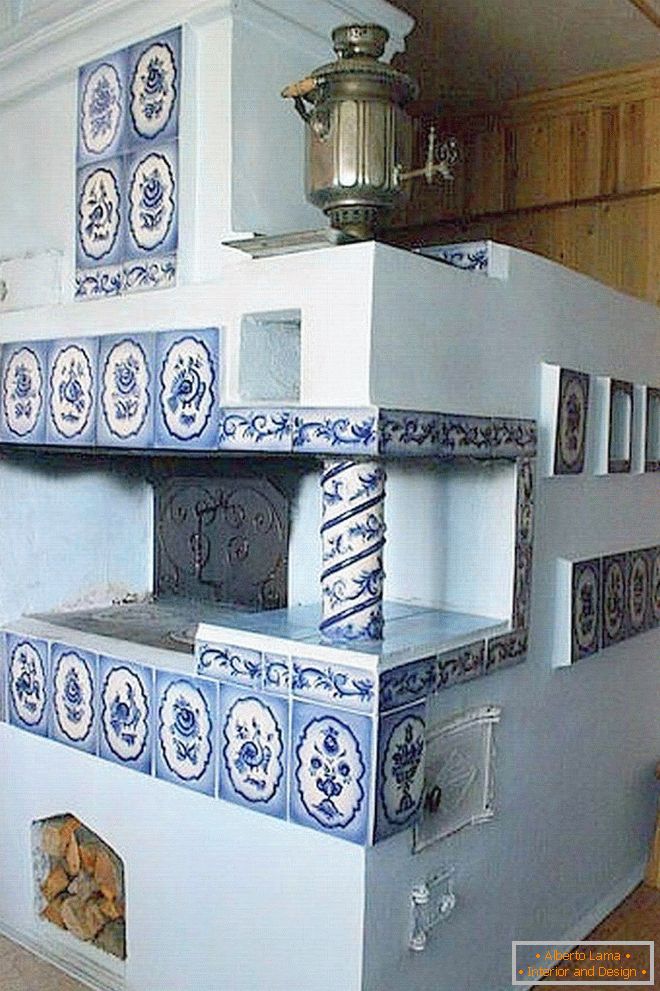 Horno decorado con azulejos y samovar