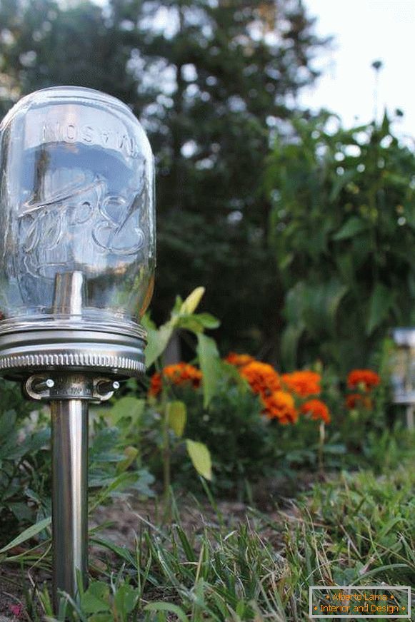 lámpara de jardín en una batería solar con las manos, foto 23