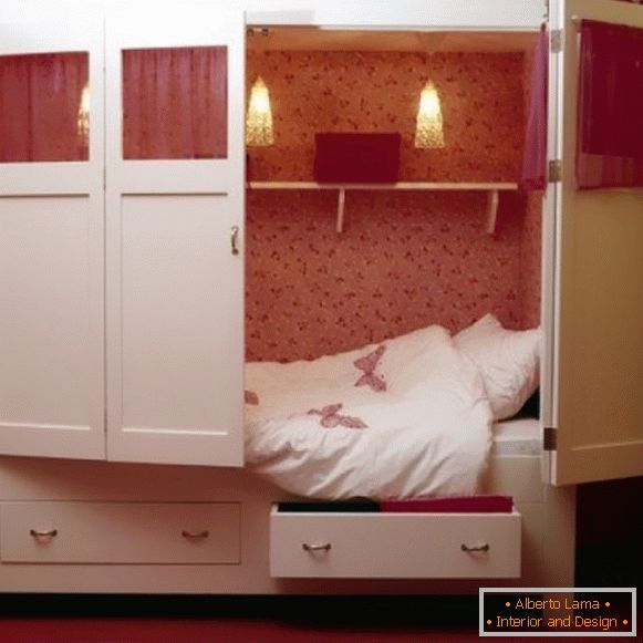 Acogedora cama de bebé en un armario anterior