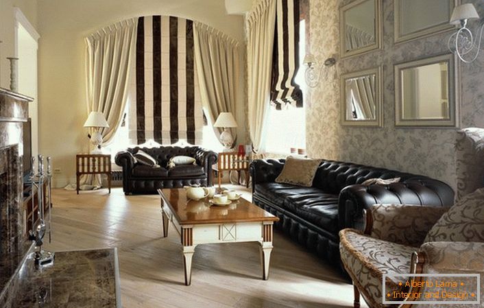 Un ejemplo de un salón. El diseñador en el centro interior colocó sofás de cuero lujosos de Chester y los golpeó con papel pintado claro. 
