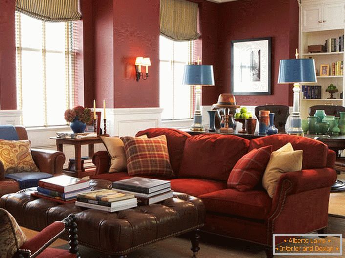 Muebles elegantes en una amplia sala de estar. Increíble armonía de rojo en el interior inglés tradicional. 