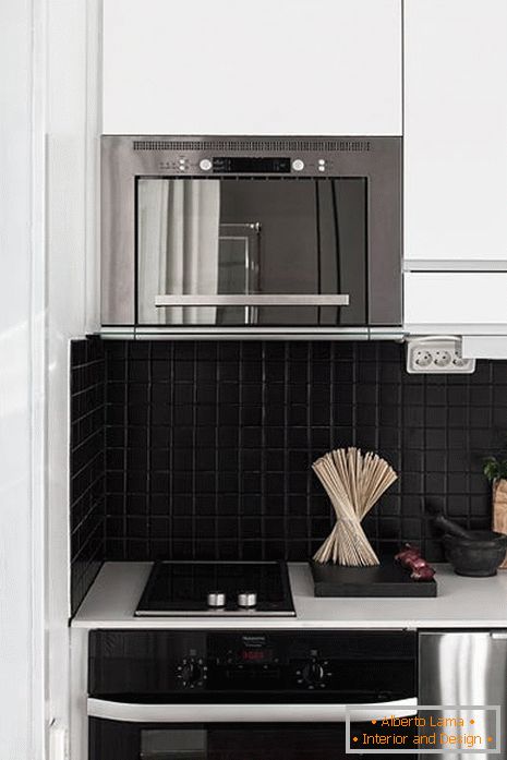 Azulejo oscuro en el diseño clásico de una pequeña cocina