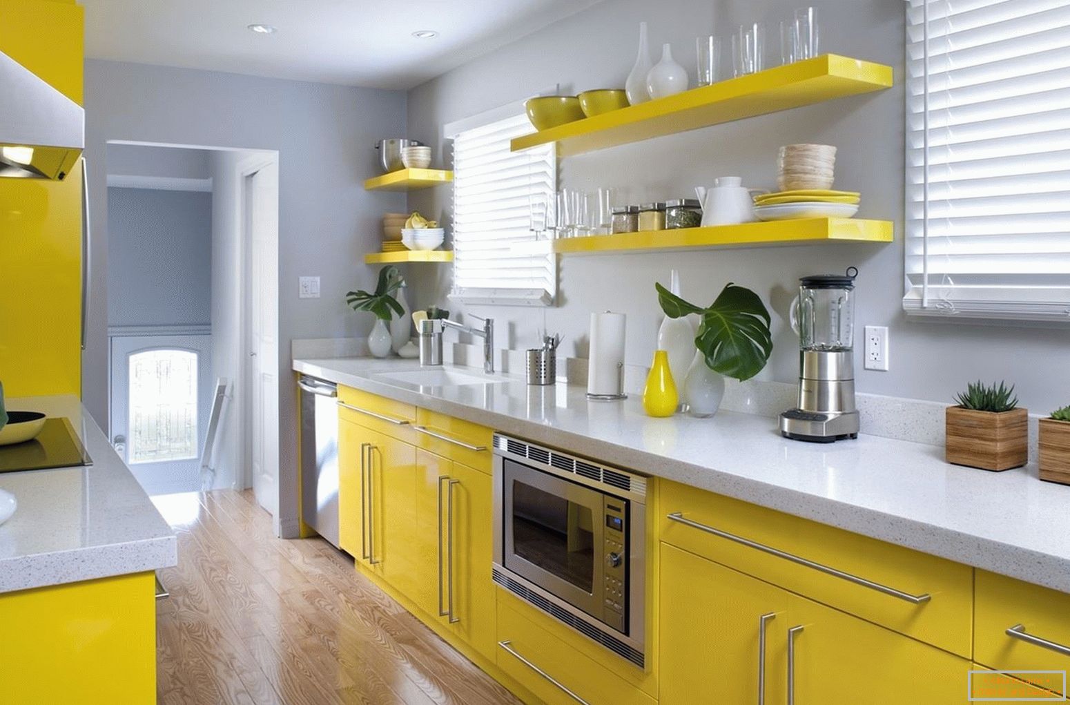 La combinación de muebles amarillos y paredes grises en la cocina