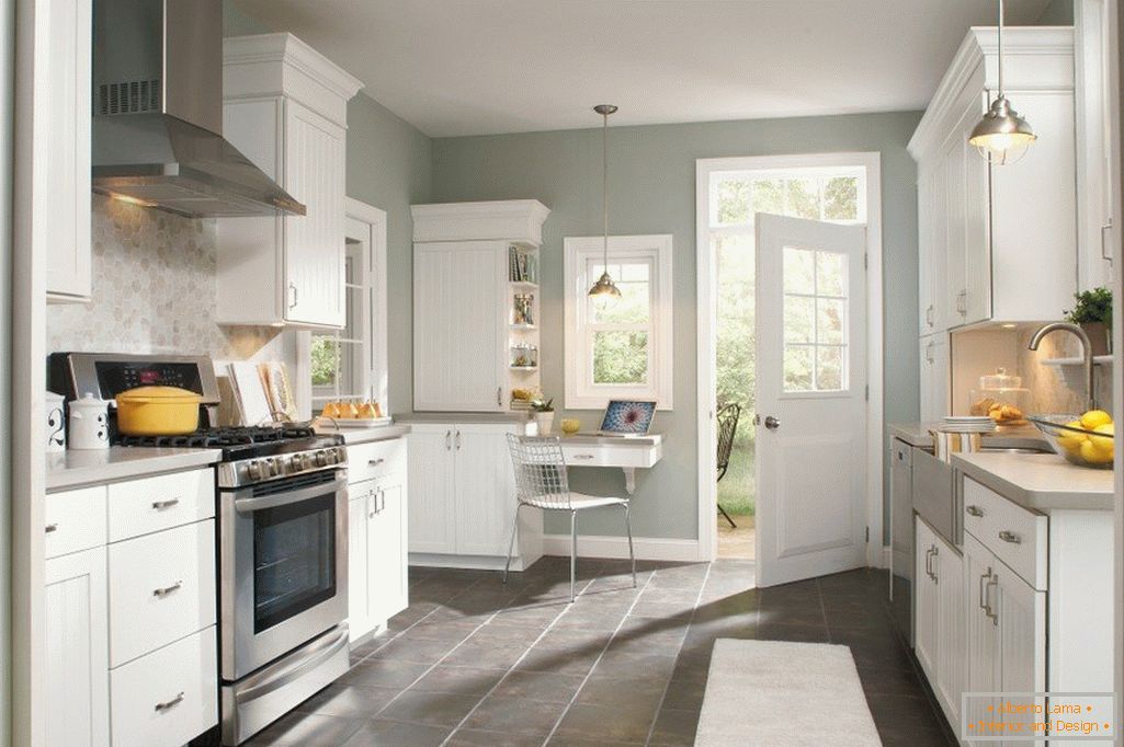 Muebles blancos y paredes grises en el interior de la cocina