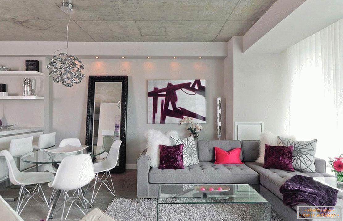 La combinación de un sofá gris y paredes blancas en el interior