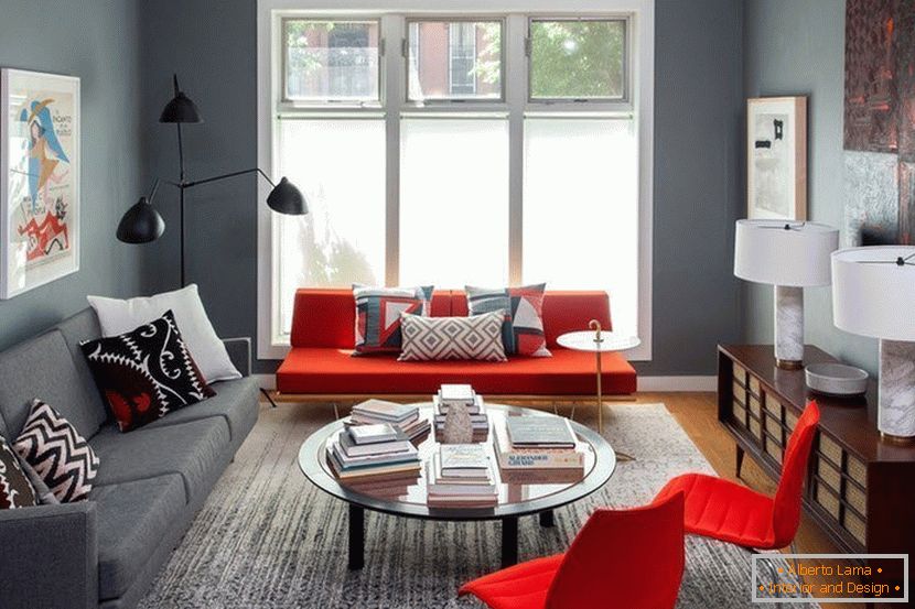 Puntos brillantes en el interior con un sofá gris