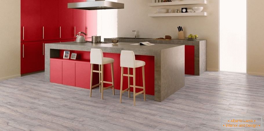La combinación de suelos grises, paredes beige y muebles rojos en la cocina