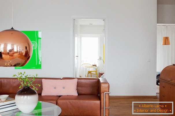 Lámpara colgante de color cobre en la sala de estar