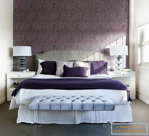 Diseño de dormitorio en tonos morados con detalles azules