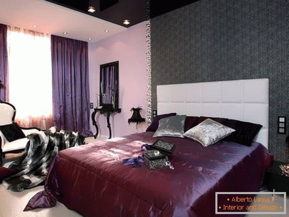 Dormitorio púrpura con un techo elástico gris oscuro