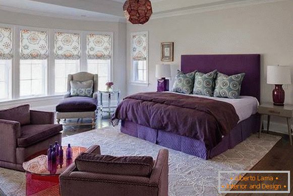 Mobiliario púrpura en el dormitorio - diseño de fotografía con paredes claras