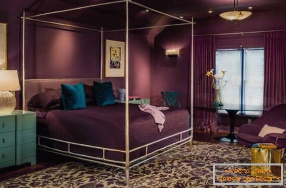 Diseño de dormitorio en tonos morados - foto con decoración brillante