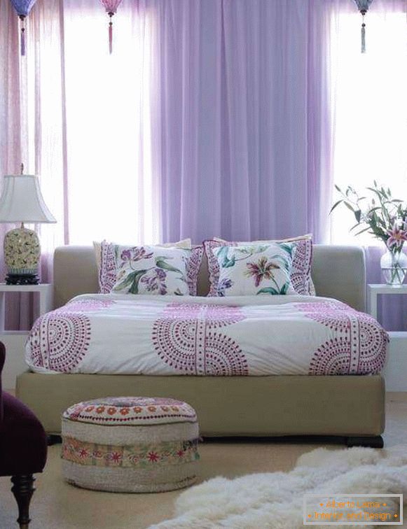 Cortinas púrpuras transparentes en el dormitorio - foto en el interior