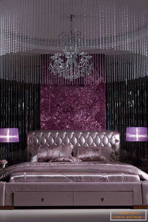 La combinación de púrpura con tonos oscuros y brillo en el dormitorio