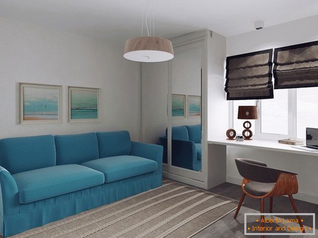 Sofá azul brillante en la pequeña sala de estar