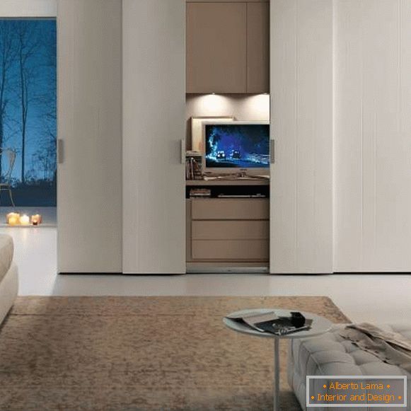Gran compartimento de armario en el dormitorio - foto con TV dentro